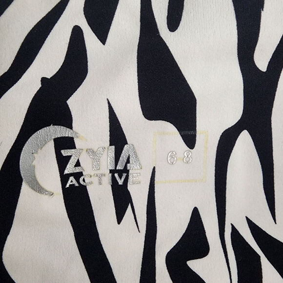 Zyia Active Black and White Animal Print Light N Tight Pocket Legging Womens 6-8 - Picture 5 of 6